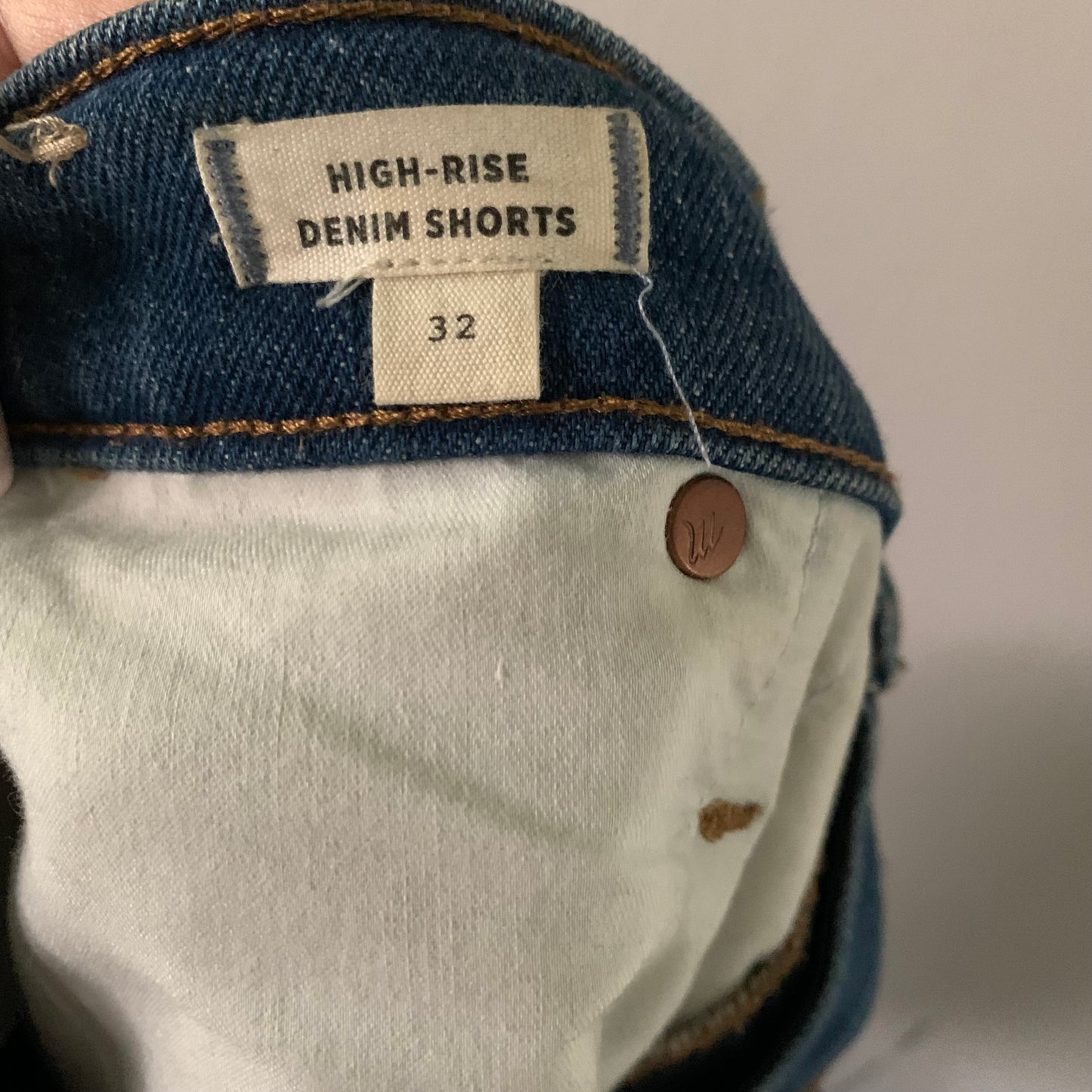 High-Rise Denim Jean Shorts in Malden Wash Size 32
